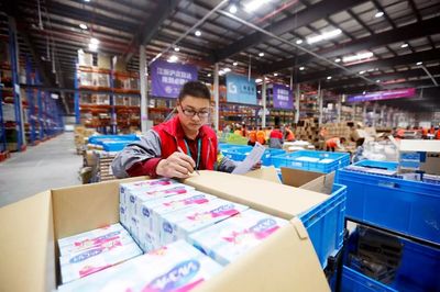 他們為此加班240個小時,你的"雙十一"海淘寶貝,是這樣通關的!_財經_網